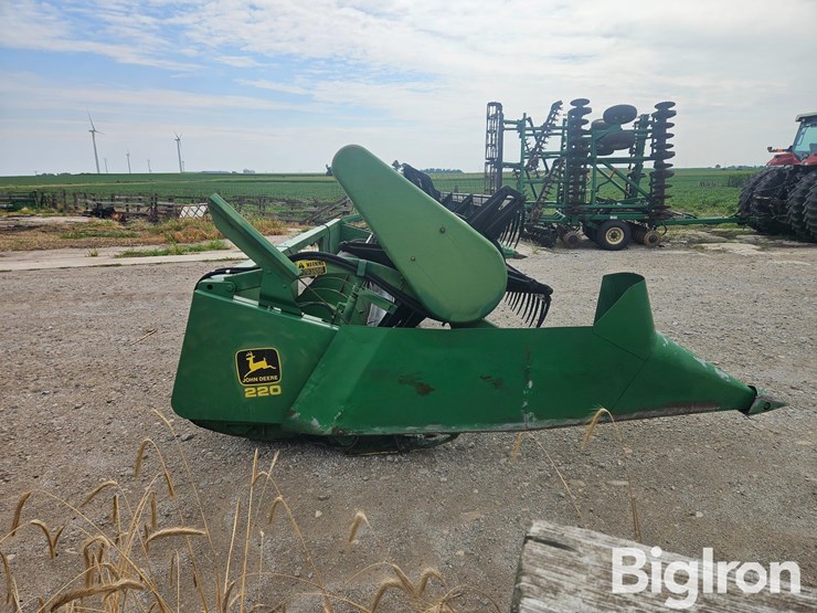 john-deere-220-image-4
