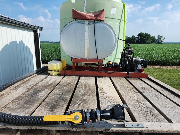 spray-wagon-on-unverferth-mccurdy-g12-running-gear-with-native-flat-rack-image-20