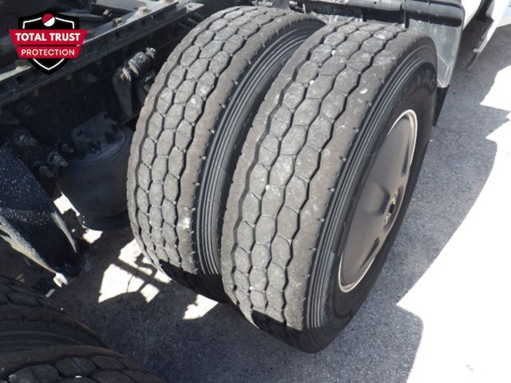 2019-freightliner-cascadia-126-image-7