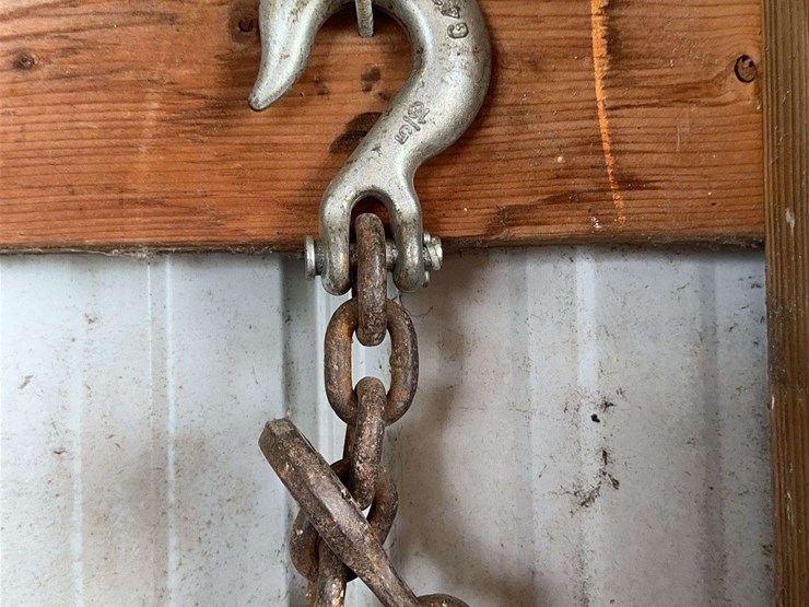 heavy-duty-steel-towing-and-rigging-chain-with-forged-hooks-image-2