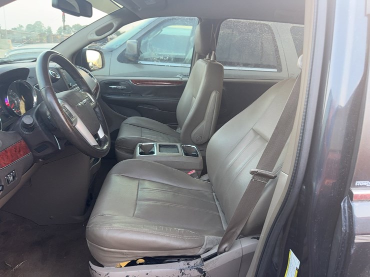 2014-chrysler-town-&-country-image-26