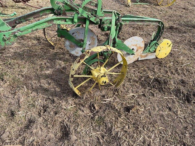 john-deere-pull-type-two-bottom-plow-image-10