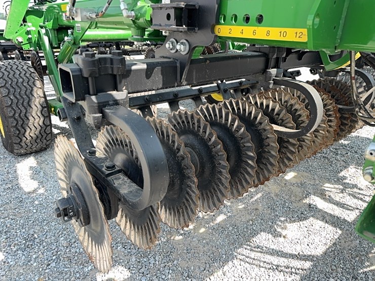2021-john-deere-2660vt-image-16