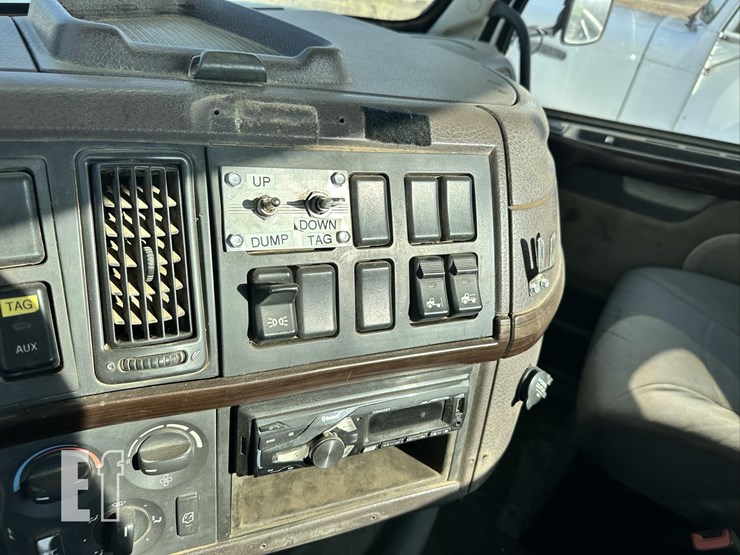 2014-volvo-vhd84ft200-image-46