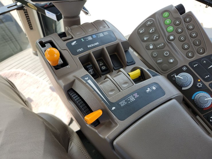 2013-john-deere-8235r-image-29