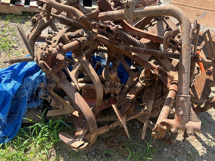 #9939-•-allis-chalmers-front-mount-cultivator-image-4