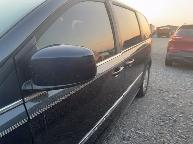 2014-chrysler-town-&-country-image-15