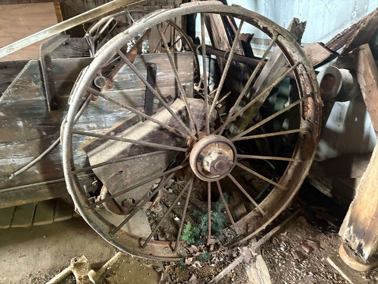 antique-horse-drawn-manure-spreader-image-4