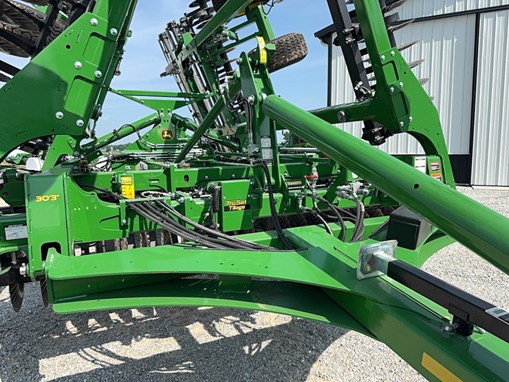 2021-john-deere-2660vt-image-10