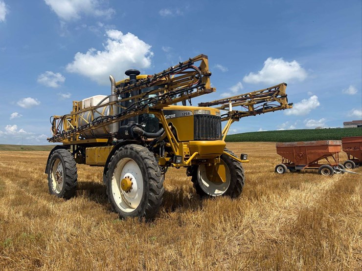 rogator-1254-sprayer-image-2