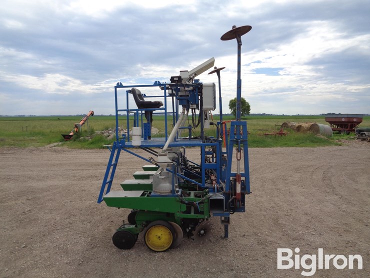 almaco-4r30-3-pt-research-planter-image-4