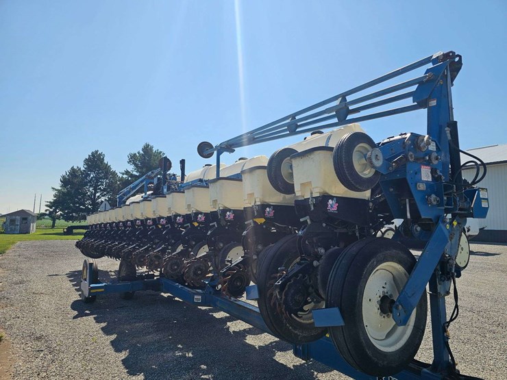 2001-kinze-16-row-planter-image-3