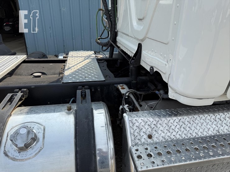 2013-freightliner-cascadia-113-image-19