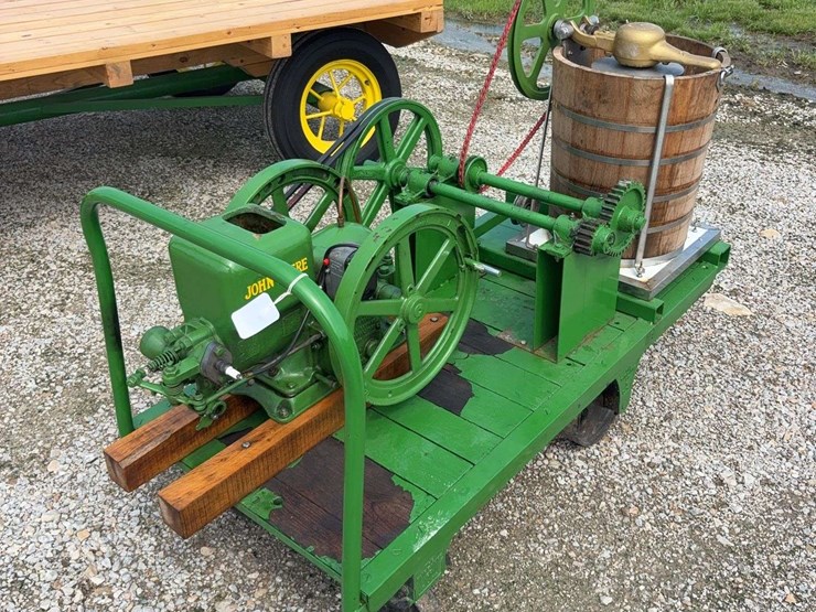 1925-1928-hit-&-miss-ice-cream-maker,-5-gallon,-on-wooden-rail-road-cart,-all-set-up-ready-to-go-image-5
