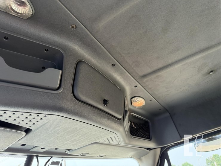 2013-freightliner-cascadia-113-image-45