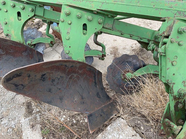 john-deere-three-point-four-bottom-plow-image-9