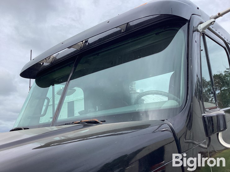 2006-freightliner-columbia-120-image-16