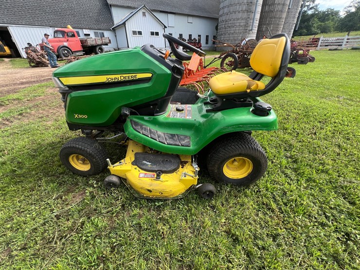 john-deere-x300-image-1