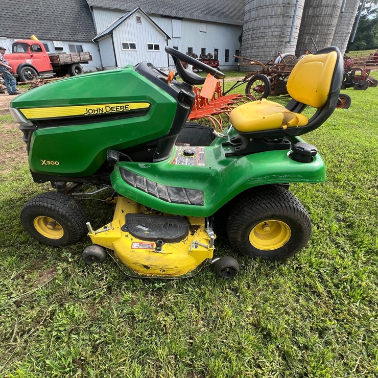 JOHN DEERE X300