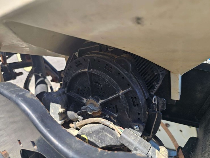 2001-kinze-16-row-planter-image-12