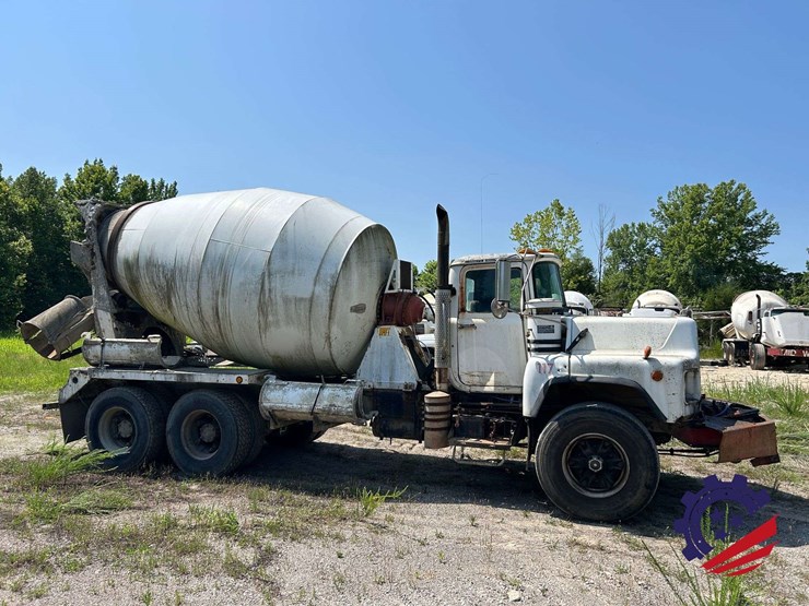 1997-mack-dm-concrete-mixer-truck-image-2