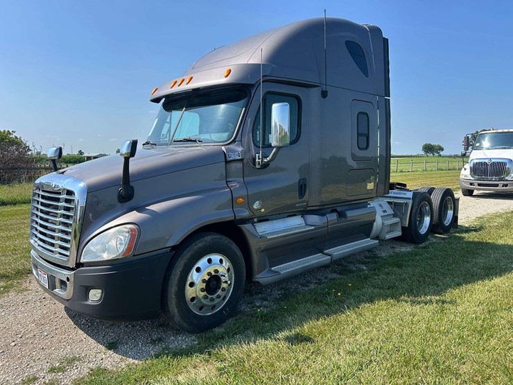 2012-freightliner-cascadia-semi-tractor-image-1