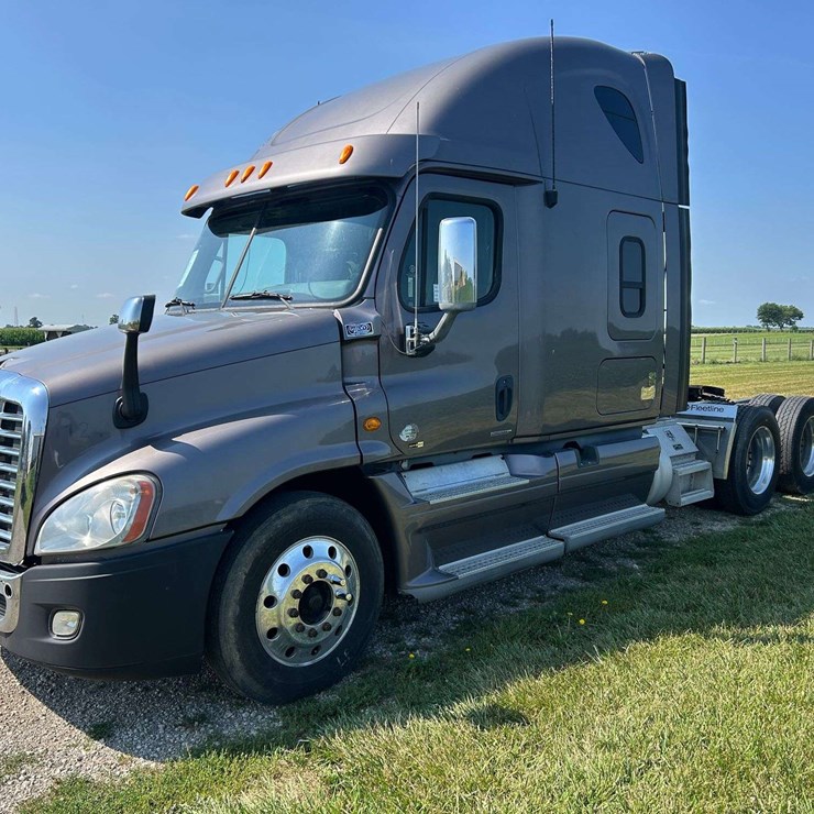2012 Freightliner Cascadia semi tractor