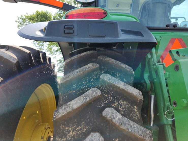 2013-john-deere-8235r-image-18