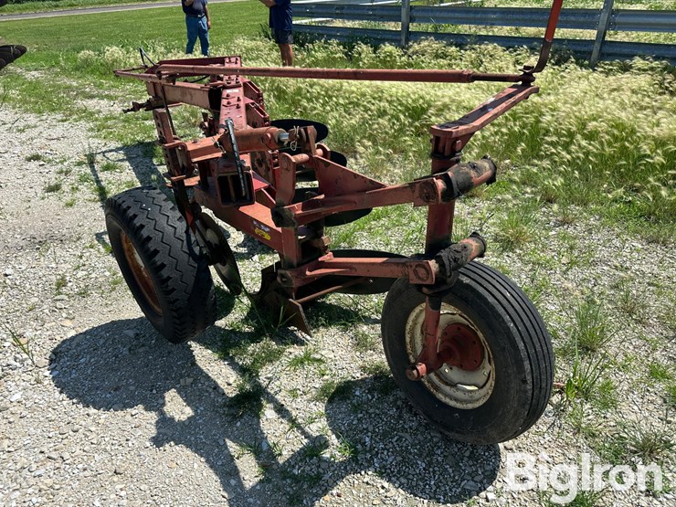 international-710-image-7