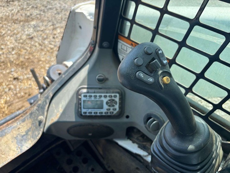 2014-bobcat-t870-image-16
