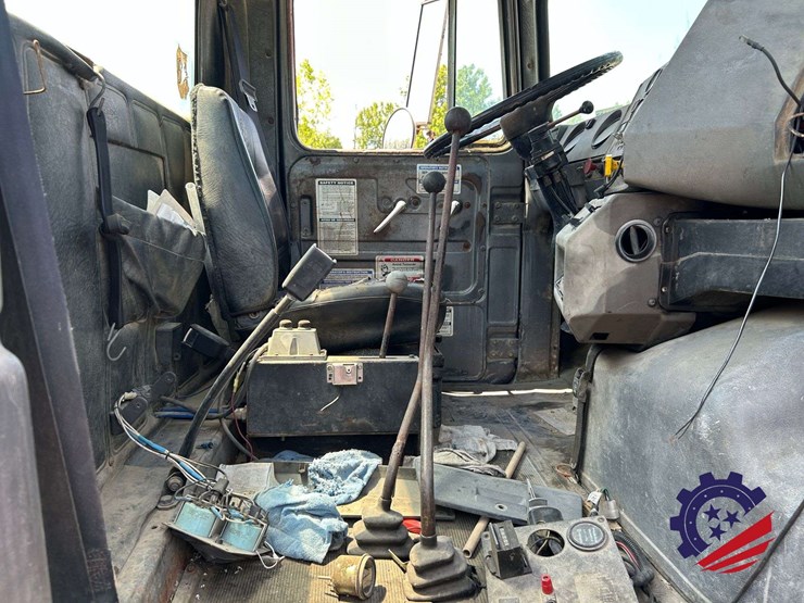 1992-mack-dm600gk-rear-discharge-concrete-mixer-truck-image-81