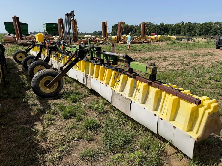 #2651-•-willmar-red-ball-broadcast-wf640-40'-hooded-sprayer-inv#2651-image-5
