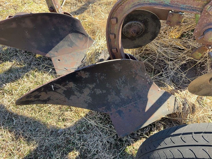 john-deere-pull-type-two-bottom-plow-image-14