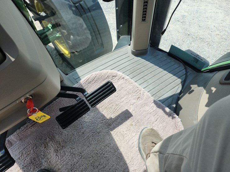 2013-john-deere-8235r-image-35