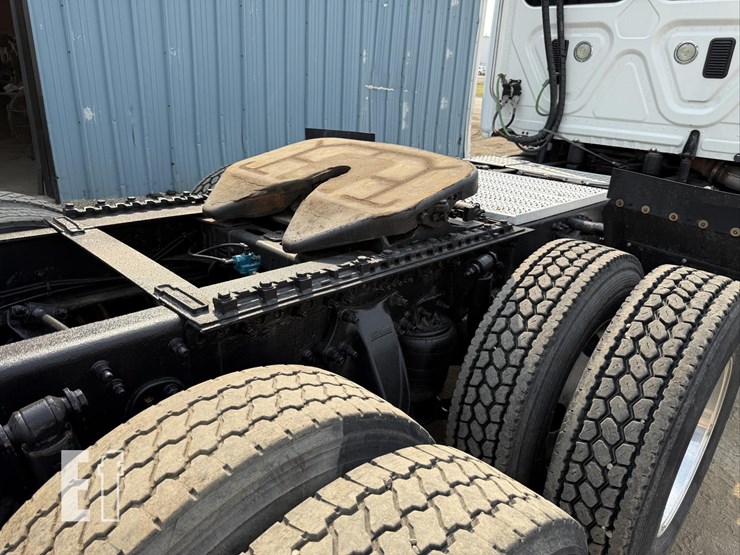 2013-freightliner-cascadia-113-image-23