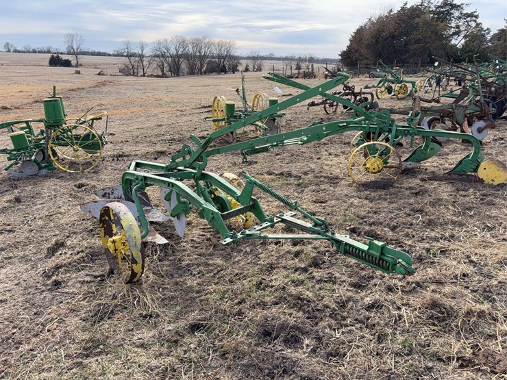 john-deere-pull-type-two-bottom-plow-image-7