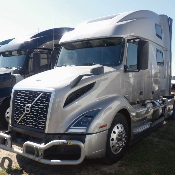 2023 VOLVO VNL860