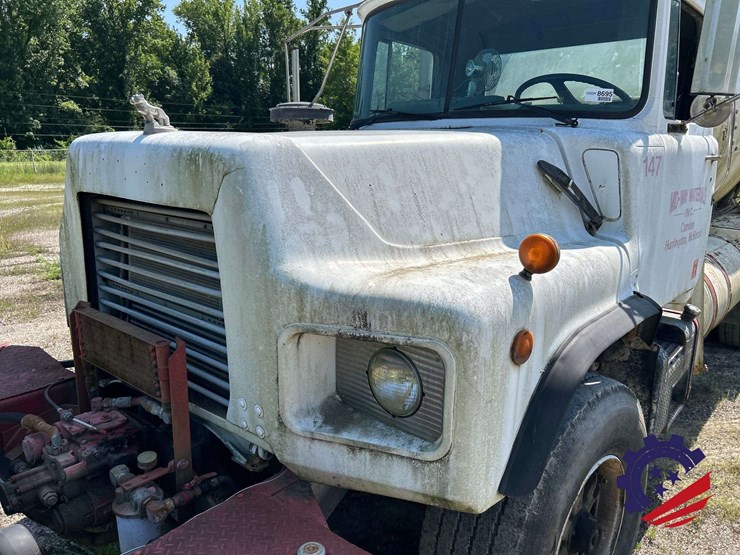 1995-mack-dm690s-image-15