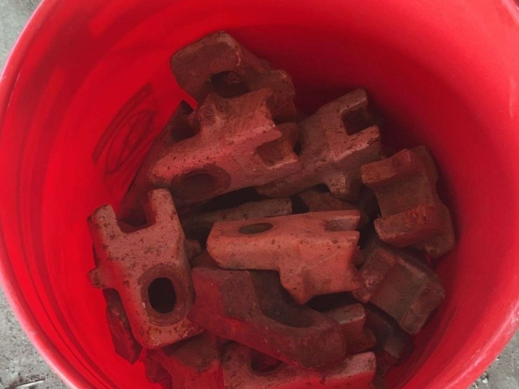 cast-iron-tractor-wheel-rim-clamps-image-1
