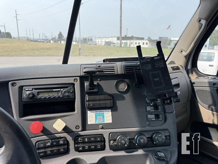 2013-freightliner-cascadia-113-image-43