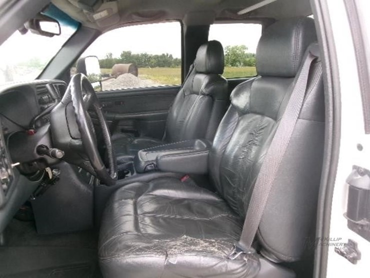 2001-chevrolet-silverado-3500-image-19