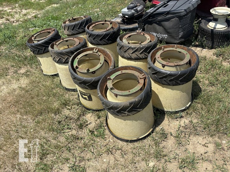 8x-jd-planter-seet-pots-&-closer-wheels-image-1