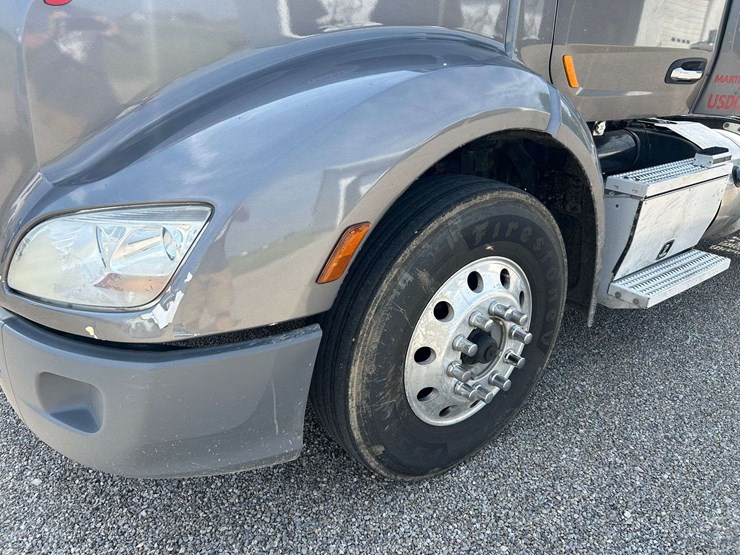 2019-peterbuilt-579-semi-tractor-image-11