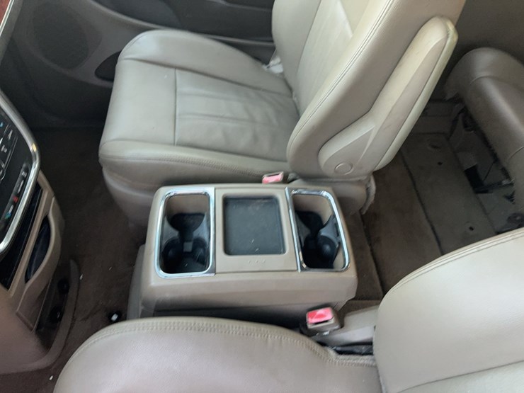 2014-chrysler-town-&-country-image-28