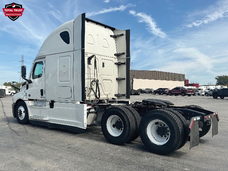 2022-freightliner-cascadia-126-image-2