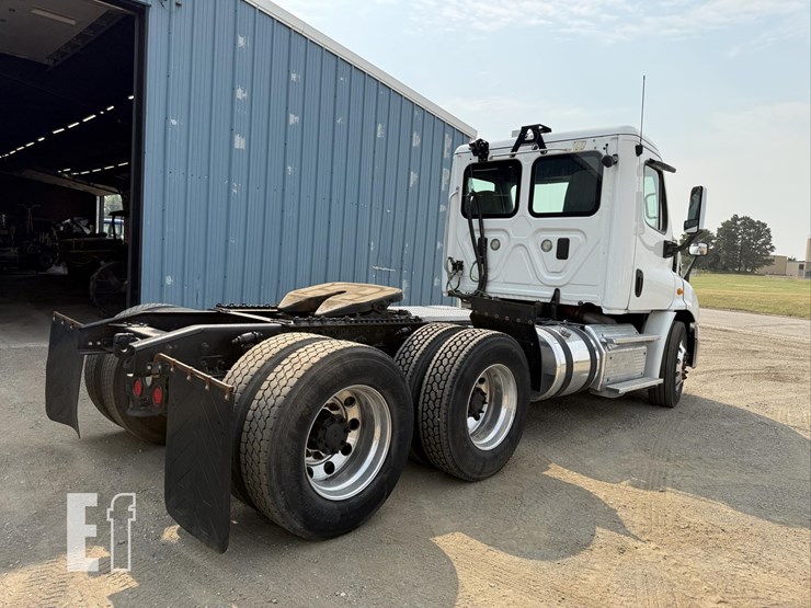 2013-freightliner-cascadia-113-image-3