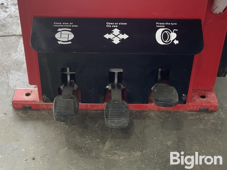 2026-massey-ferguson-730-image-10