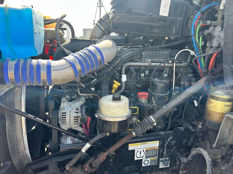2019-peterbuilt-579-semi-tractor-image-25