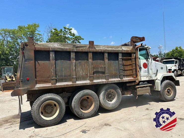 1999-volvo-truck-vnm84-tri-axle-dump-truck-image-3