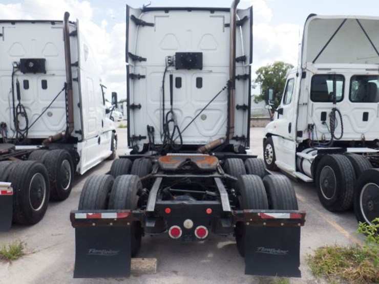 2017-freightliner-cascadia-125-evolution-image-12